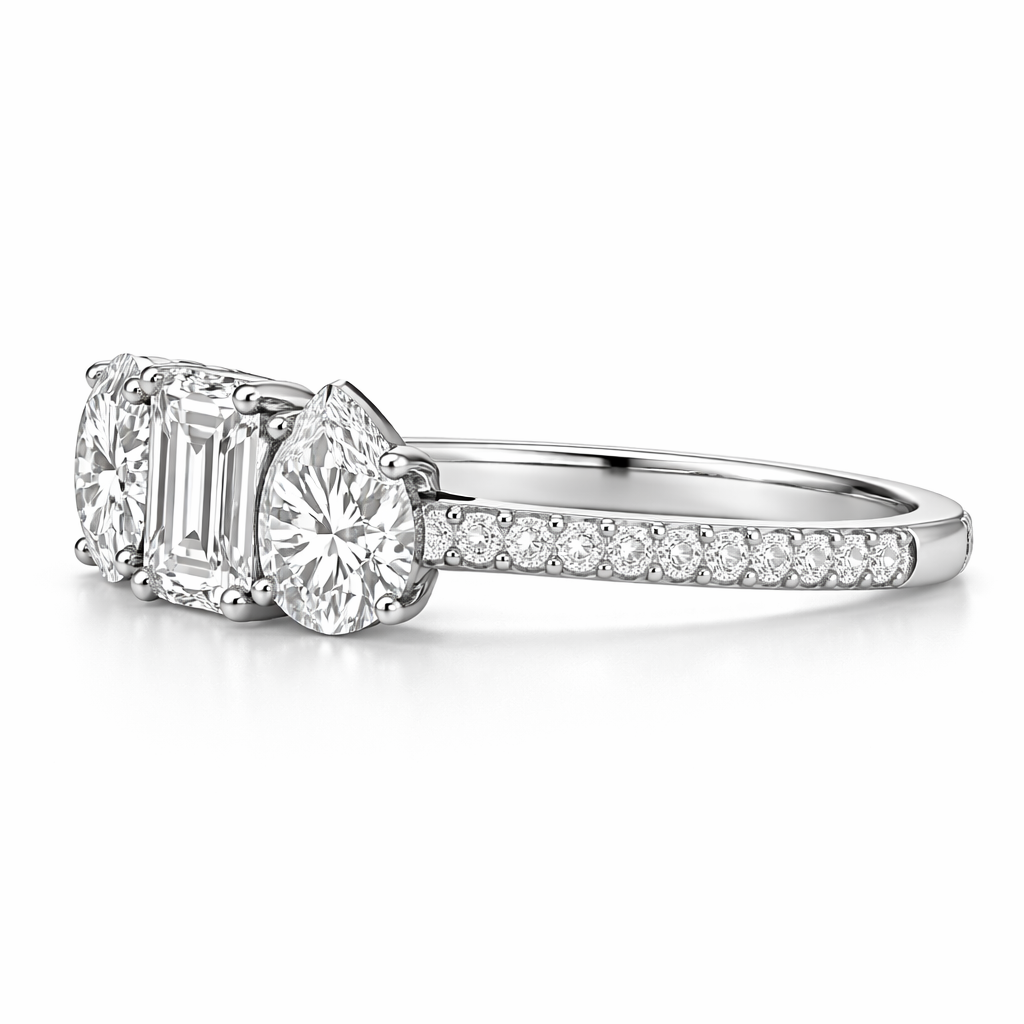 خاتم خطوبة بثلاثة أحجار مستديرة، زمرد وكمثرى